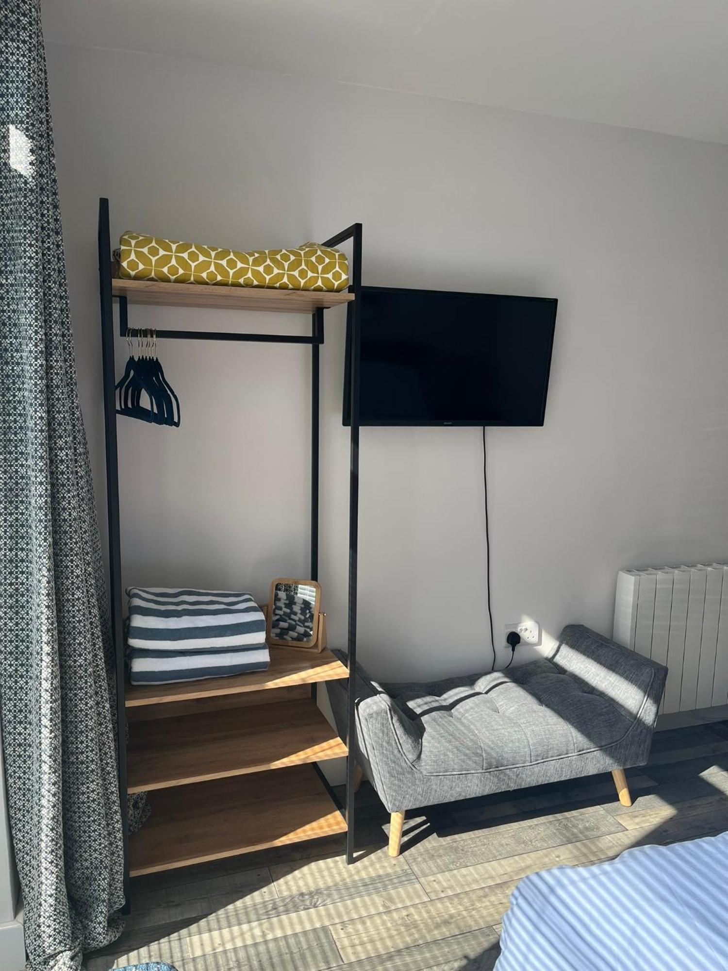 Entire Guest Suite In Four Mile Bridge, Rhoscolyn Valley Eksteriør billede
